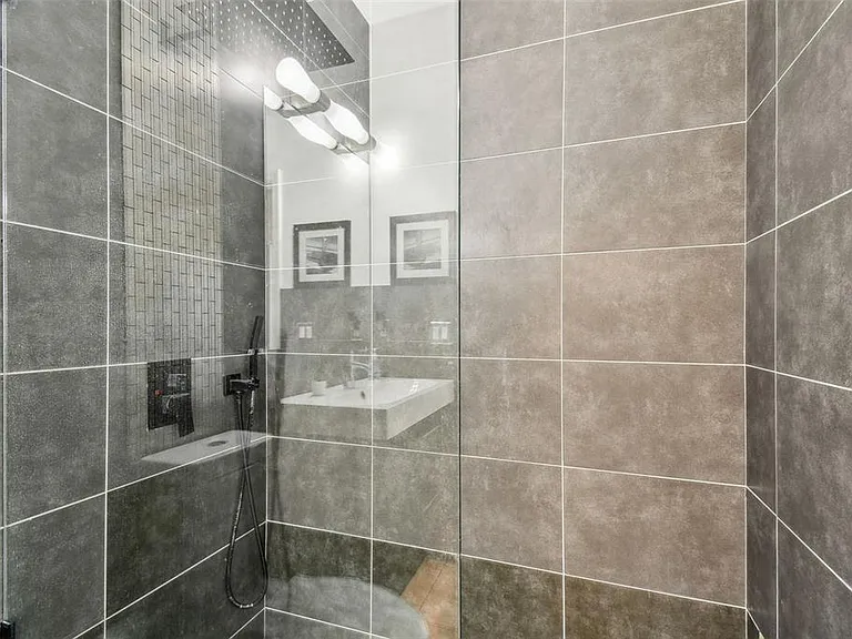 8208 Pinewood Run Ct — Photo 34