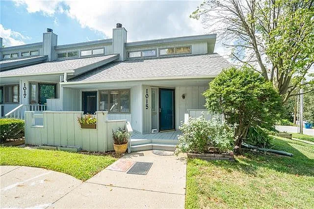 1015 W Maple Ave — Photo 1