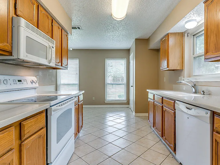 808 Sandhurst Dr — Photo 8