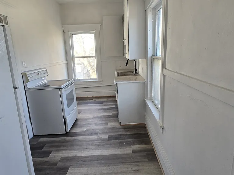 113 W Division St #3 — Photo 3