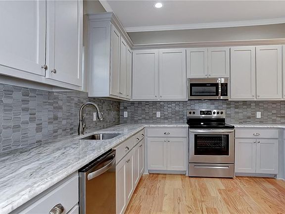 5th image of 410 3rd St