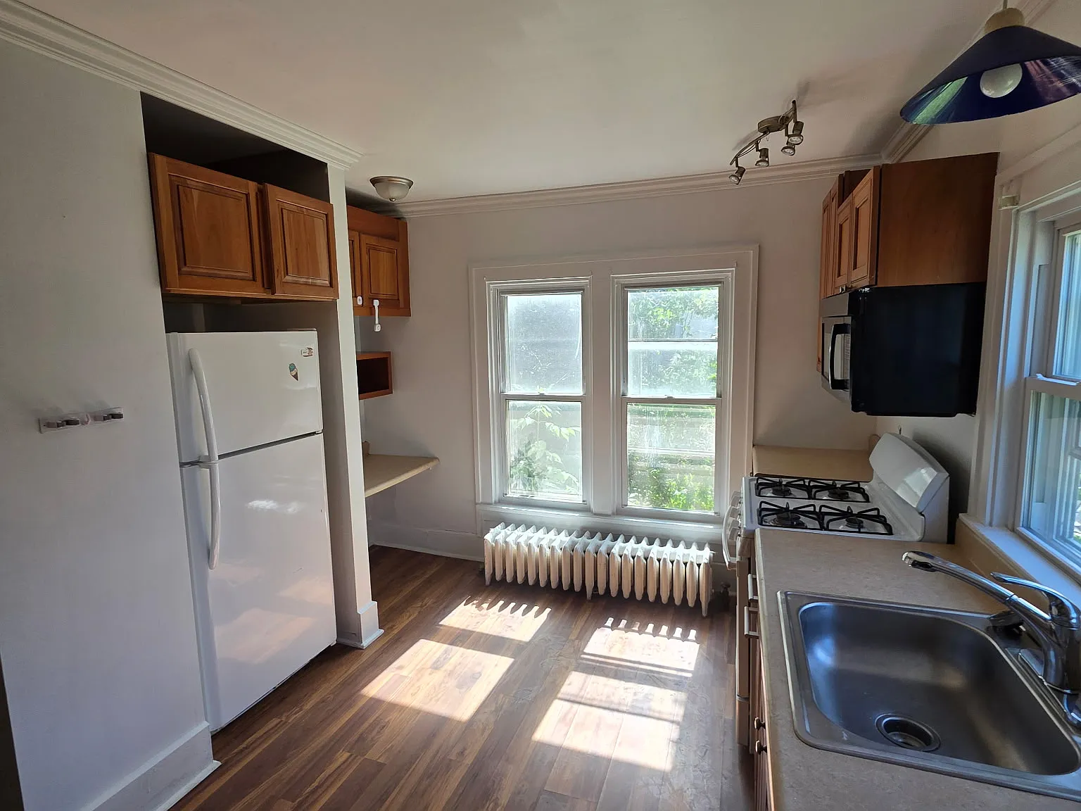 519 Swan Street - Upper — Photo 4