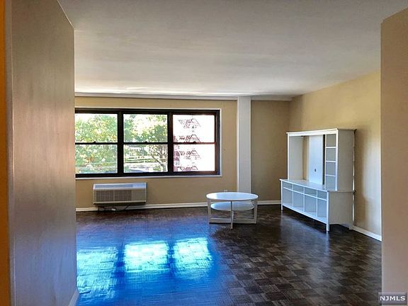 2nd image of 2352 Linwood Ave APT 4B