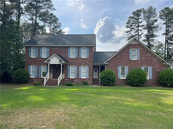 5400 Labrador Dr, Hope Mills, NC 28348