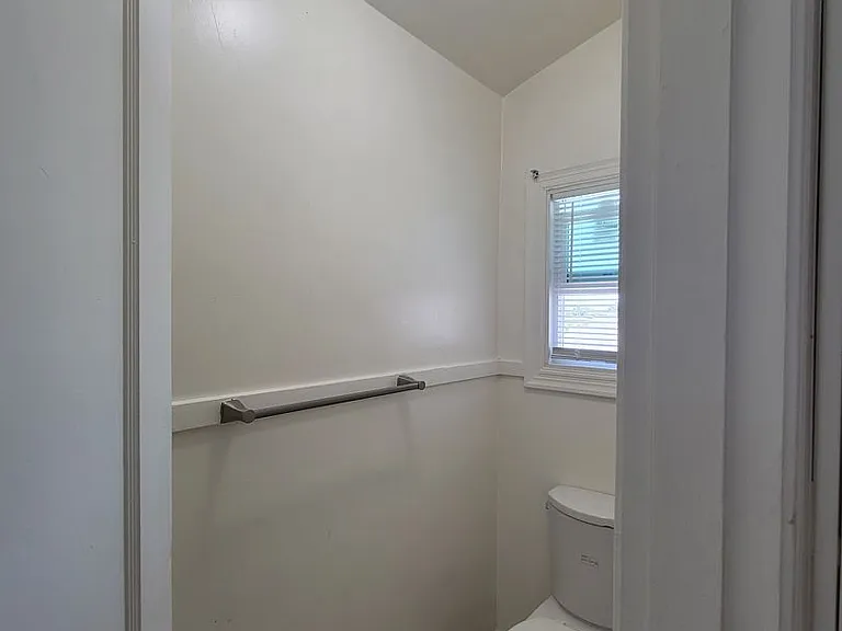 618 W 7th St — Photo 10