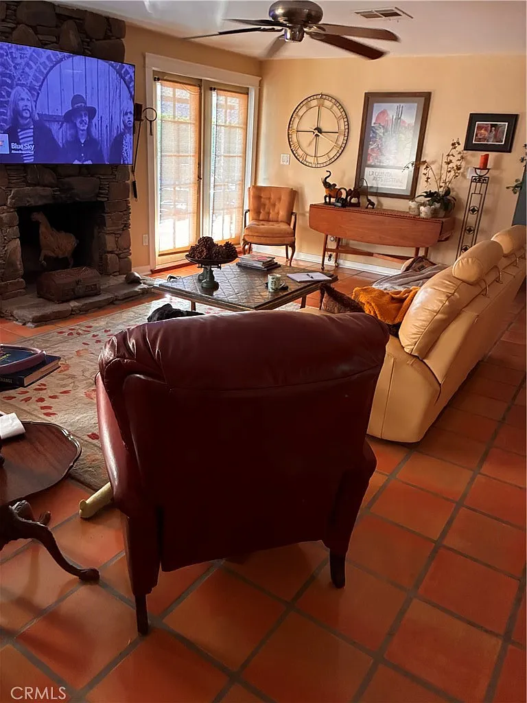 3 bed, 3.5 bath, 1813 sqft, $3,950 — Photo 4