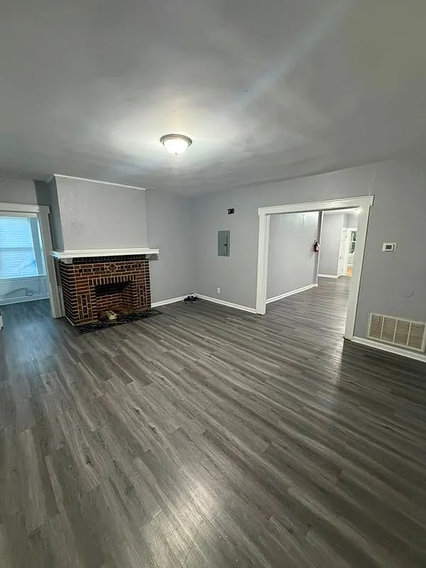 3 bed, 2.0 bath, 1306 sqft, $2,700 — Photo 2