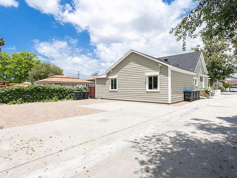 1044 E Palmyra Ave — Photo 15