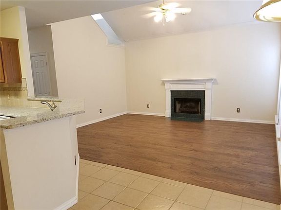 3rd image of 418 Valley View Dr
