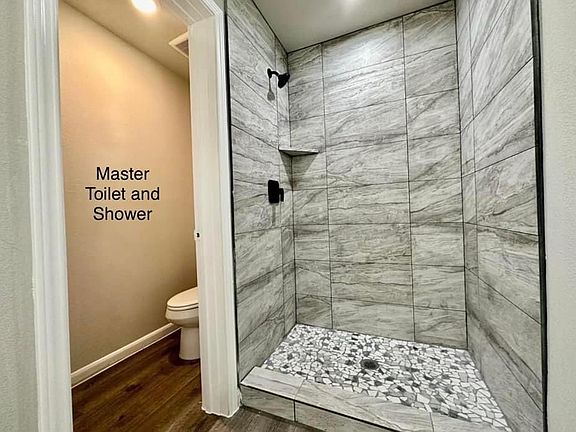 4th image of 5938 Glen Grove St #2