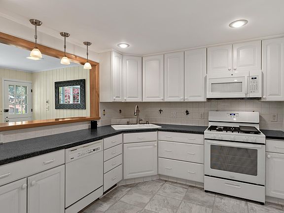 5th image of 83 5th Ave