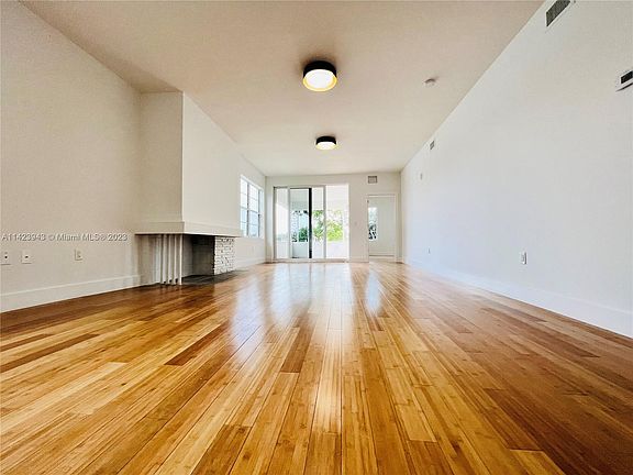 5th image of 960 Bay Dr #900