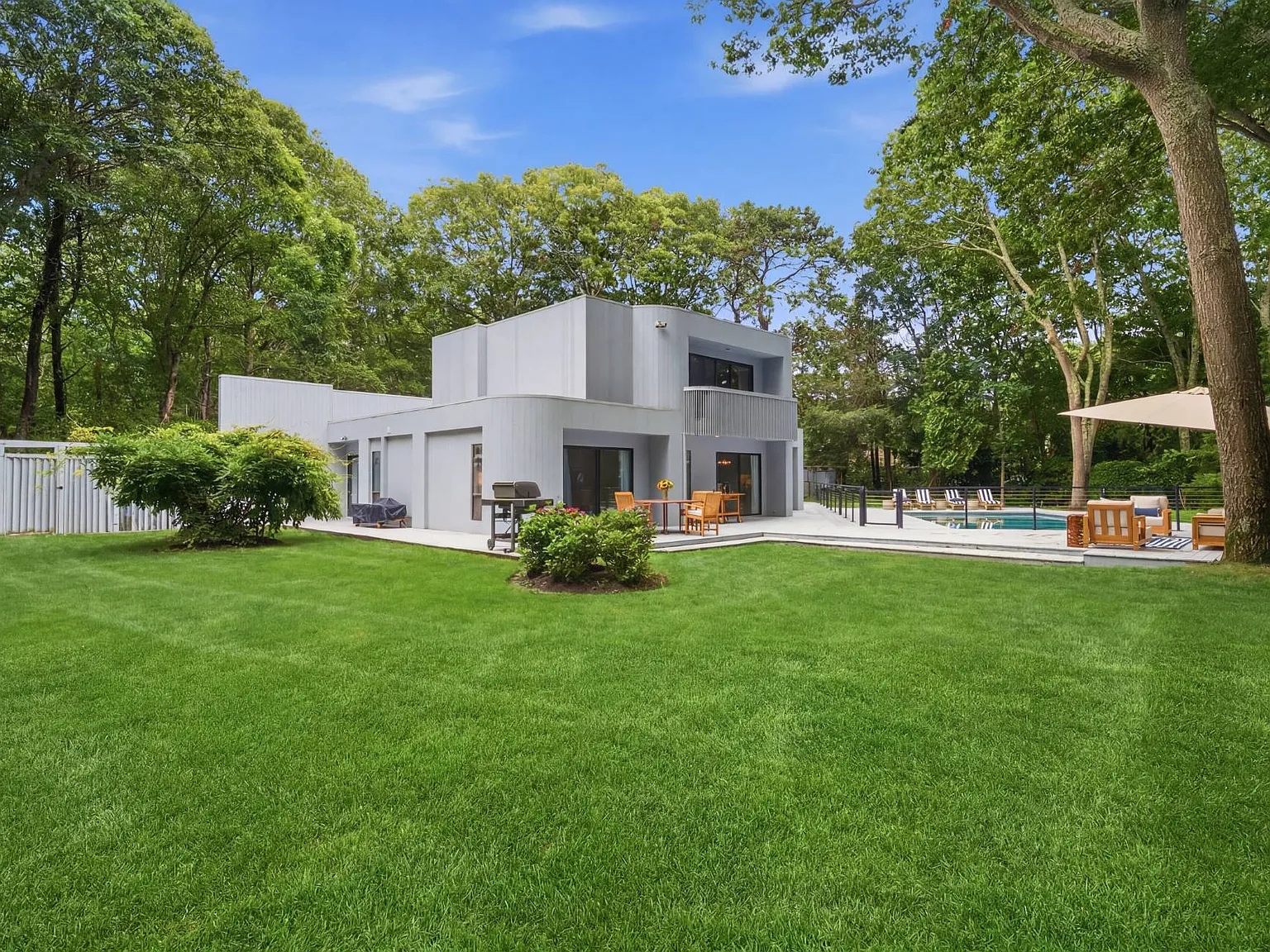 Modern Wainscott South Retreat with Heated Gunite Pool — Photo 2