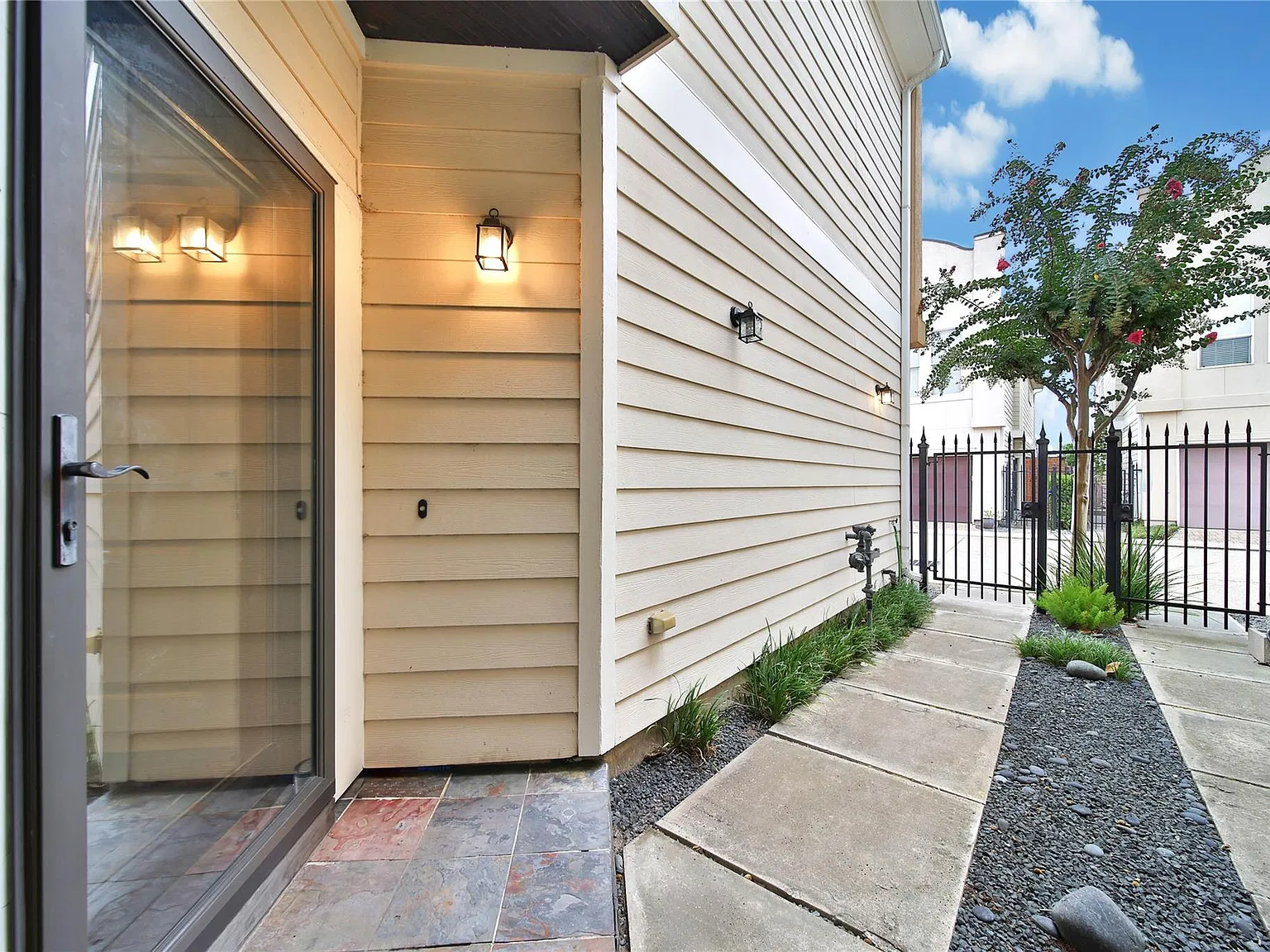 2 bed, 2.0 bath, 1365 sqft, $2,000 — Photo 2