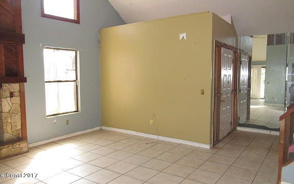 3rd image of 590 Calabria Ave SE