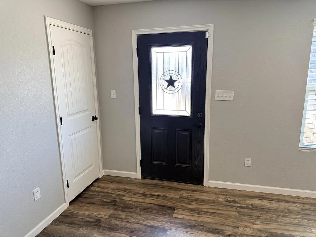 3 bed, 2.0 bath, 2010 sqft, $2,750 — Photo 4
