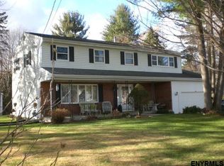 1 Easton Dr, Clifton Park, NY 12065