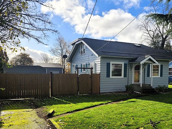 3rd image of 3127 Alderwood Ave