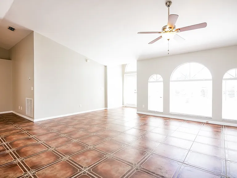 229 SW 43rd Ln — Photo 2