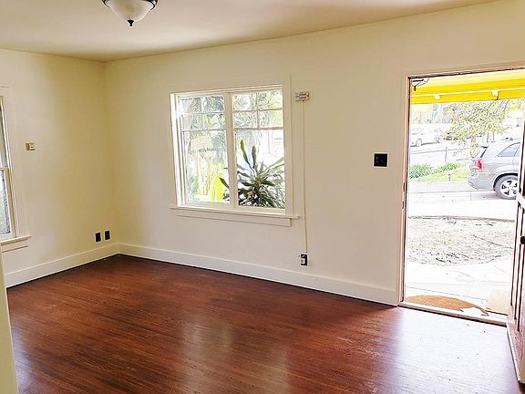 3rd image of 2320 1/2 Moss Ave