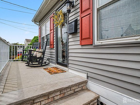2nd image of 32 Lloyd St