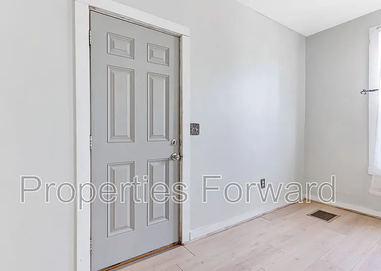 673 E Sycamore St — Photo 4
