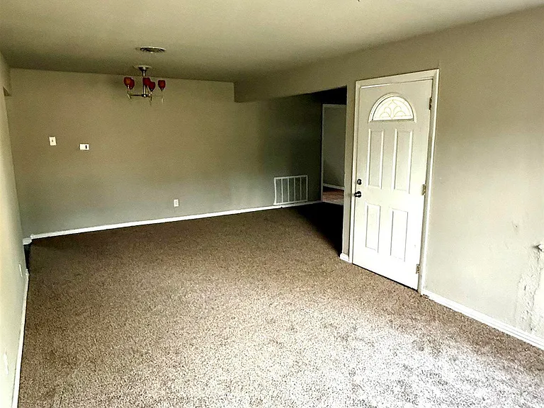 1111 Ireland St — Photo 3