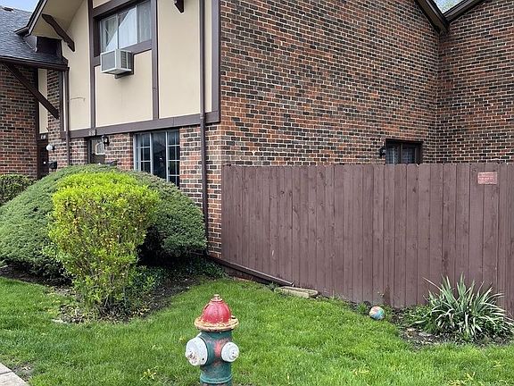 3rd image of 18W130 Lowell Ln