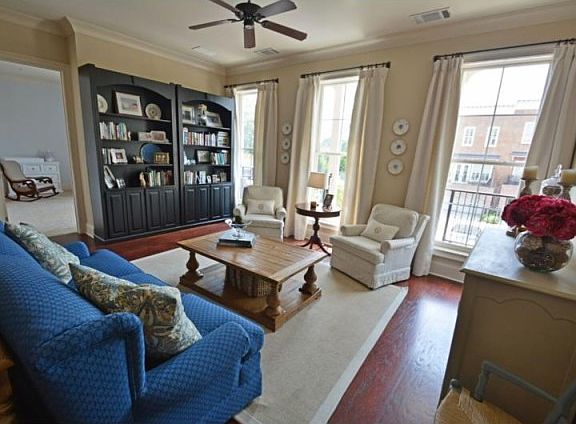 4th image of 267 W Crogan St #206