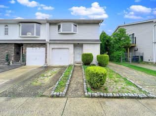 125 Regis Dr, Staten Island, NY 10314