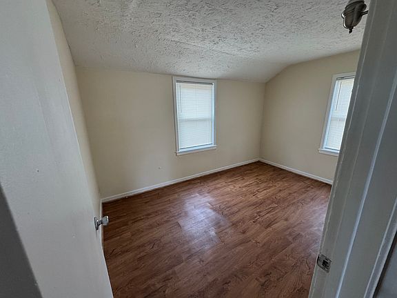 4th image of 320 S Kenmore Dr