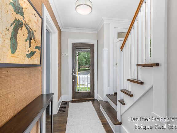 4th image of 2039 Wealthy St SE