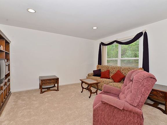5th image of 4 Meadow Ln