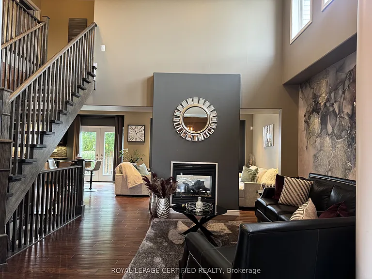 252 Westbank Trl — Photo 8