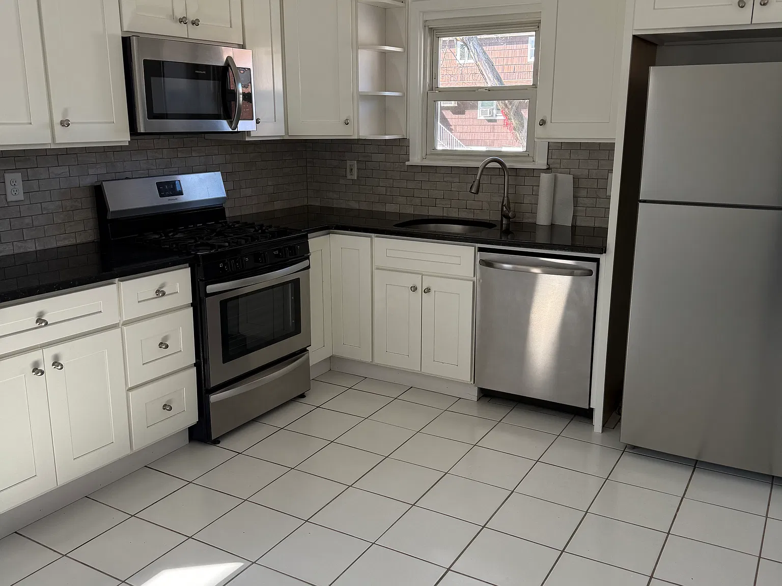 3 bed, 800 sqft, $2,750 — Photo 2