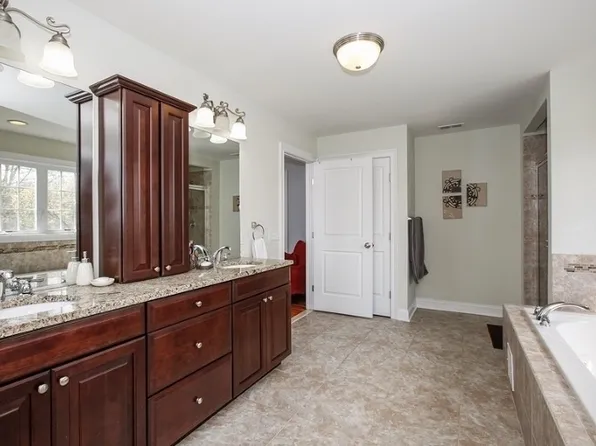 94 Pearl St, Bridgewater, NJ 08807