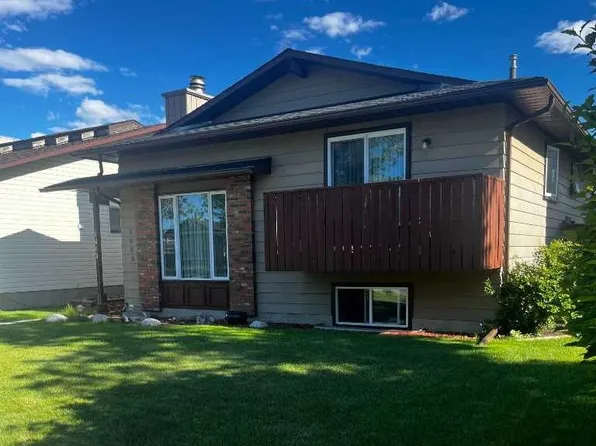1003 E Berkley Dr NW, Calgary, AB T3K 1E3