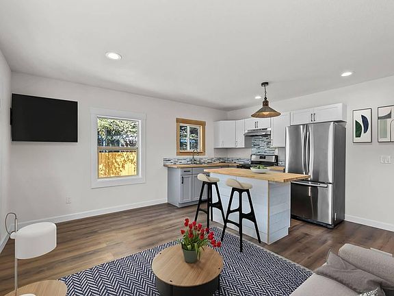 5th image of 202 NE Juniper St