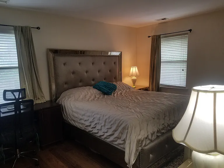 806 Yorkshire Dr — Photo 3