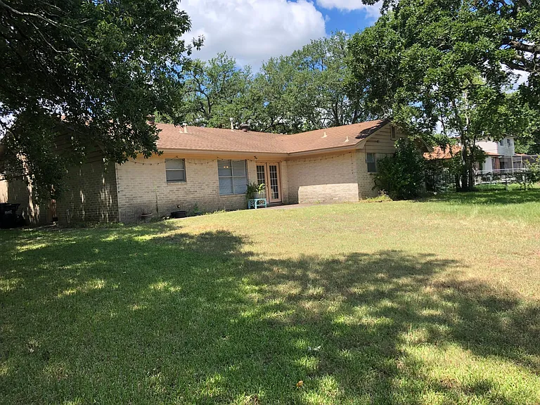 1301 Glade St — Photo 15
