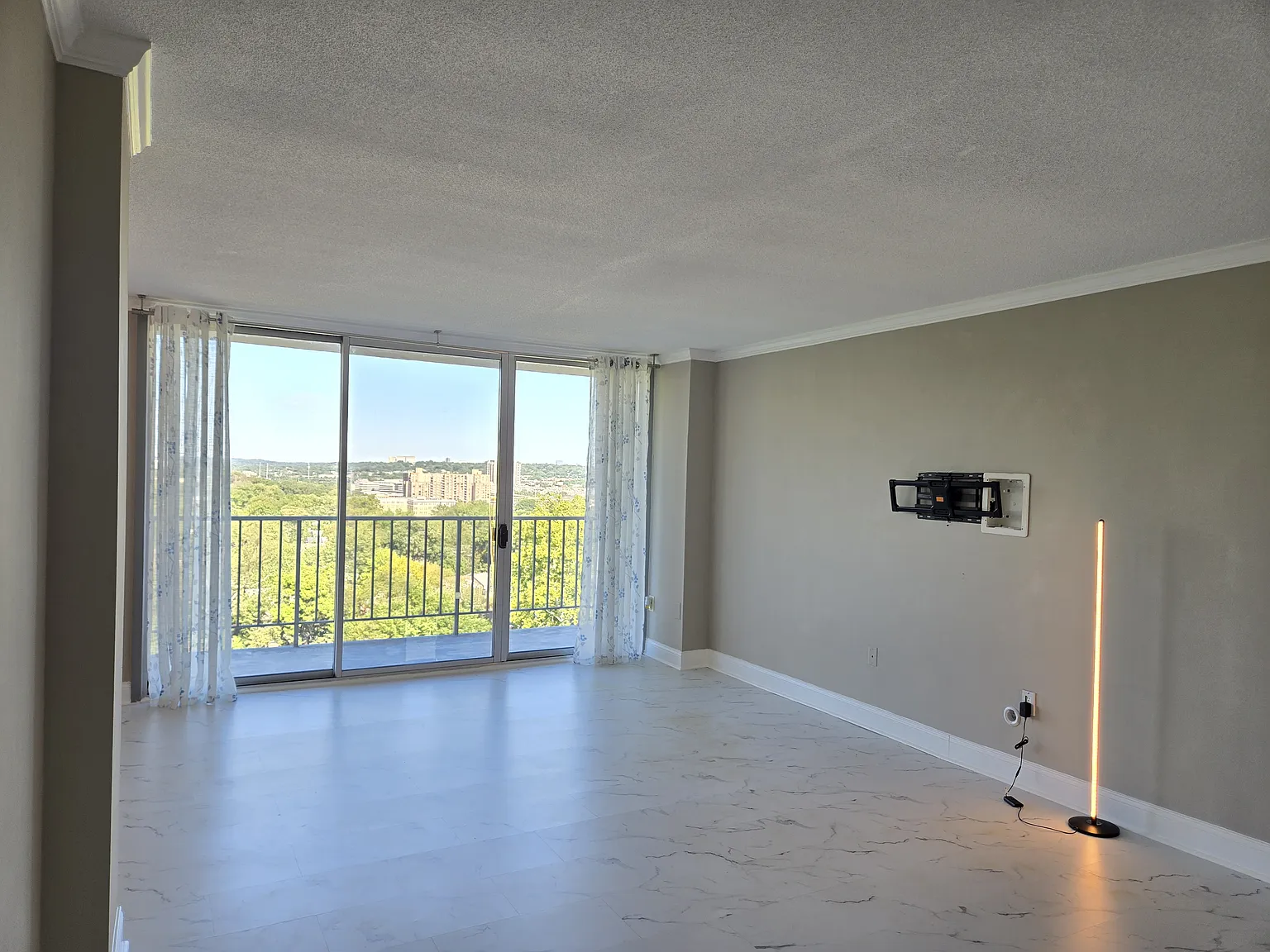 2 bed, 1170 sqft, $2,400 — Photo 4