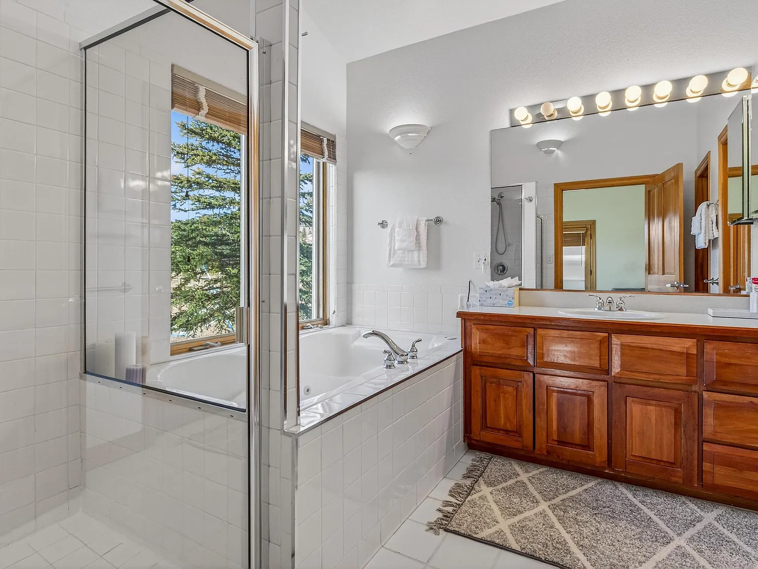 4 bed, 4.0 bath, 3700 sqft, $2,049 — Photo 4