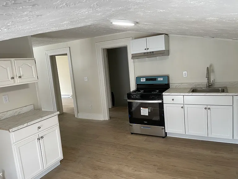 8-138 Prichard St — Photo 2