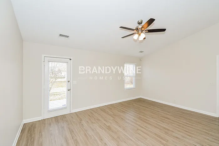 1138 Melvin Dr — Photo 3