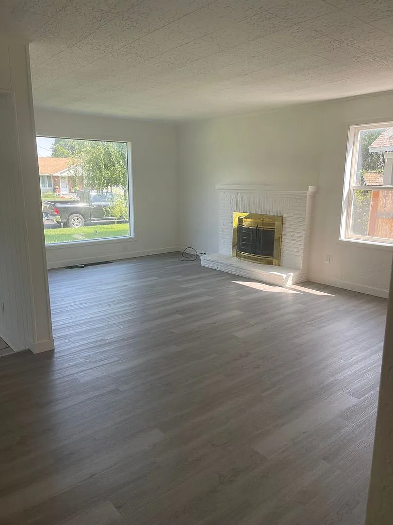 $500 Off First Month's Rent!! Spacious 4-Bedroom Home with Fireplace, Covered Patio & Detached Ga... — Photo 3