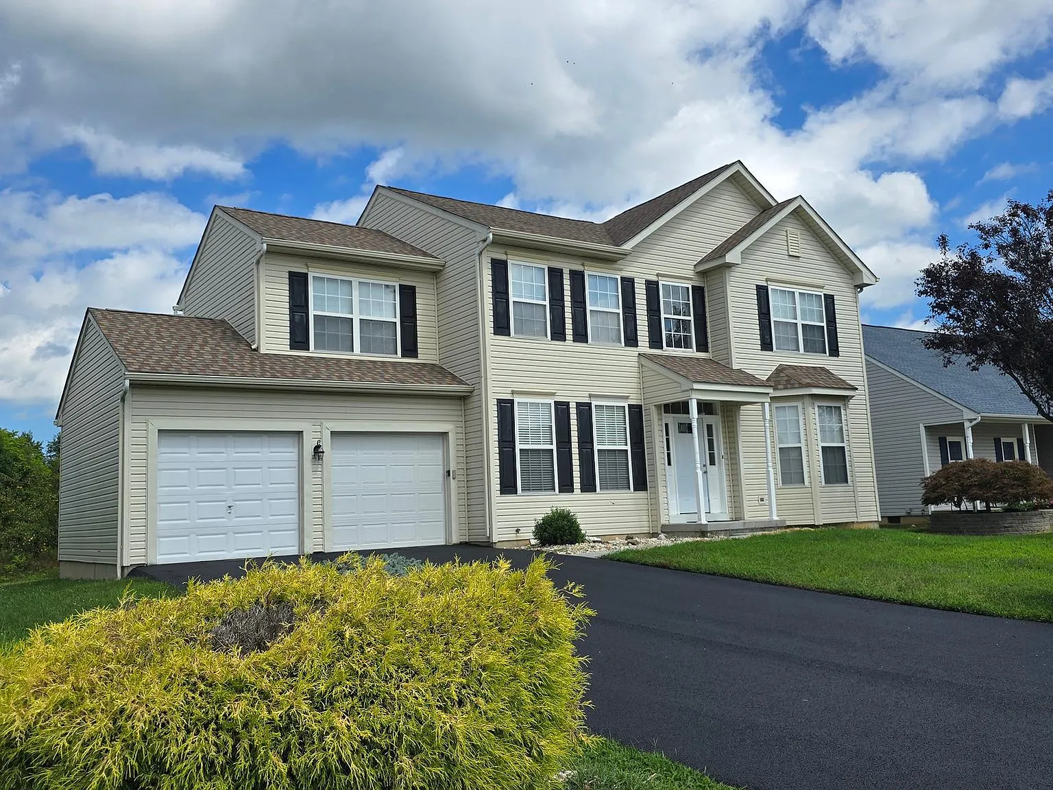 4 bed, 2.5 bath, 2064 sqft, $2,500 — Photo 2