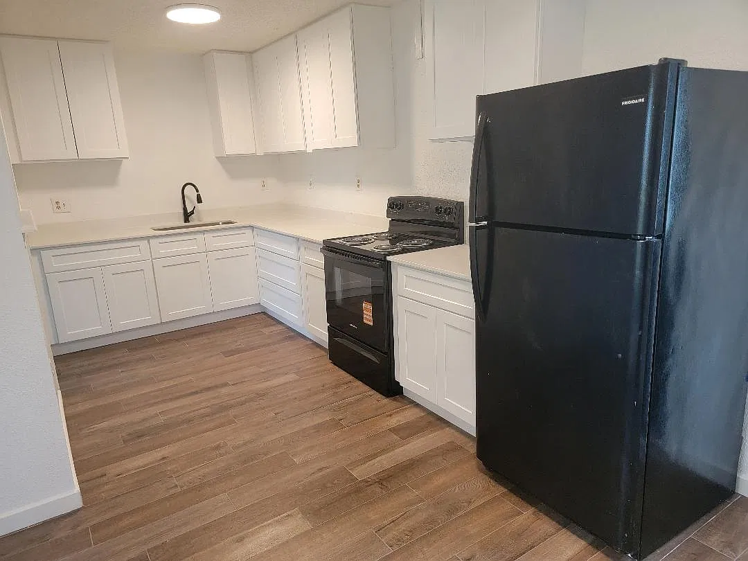 2 bed, 1.5 bath, 796 sqft, $1,300 — Photo 1
