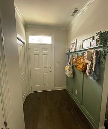 Entryway accent peg wall