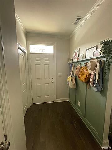 Entryway accent peg wall