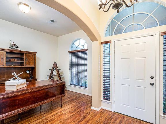 4th image of 18327 Cobblestone Dr